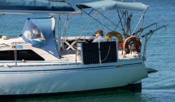 Folding solar panels on a Yamaha 33 boat