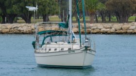 Island Packet 40 ~ Solid and capable cruising yacht